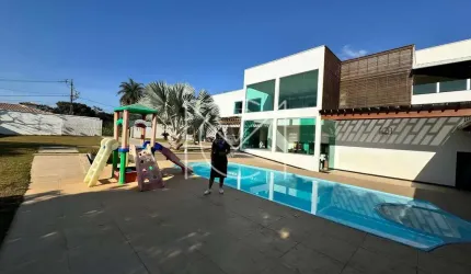 Casa com 05 quartos sendo 05 suítes