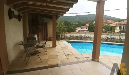 Casa de condomínio -  serve para duas famílias