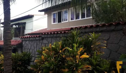 Ampla e confortável casa de condomínio , 4 quartos (2 suítes)