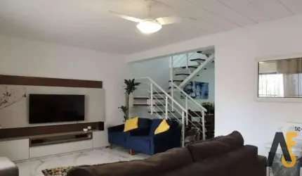 Excelente casa duplex com sótão; de 99M² com três quartos, sendo uma suíte. Toda em porcelanato, com uma vaga na escritura. ACEITA FINANCIAMENTO.