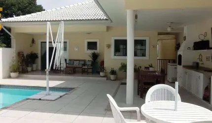 CASA DE CONDOMÍNIO NO BOSQUE DOS ESQUILOS - 4 QUARTOS - PISCINA