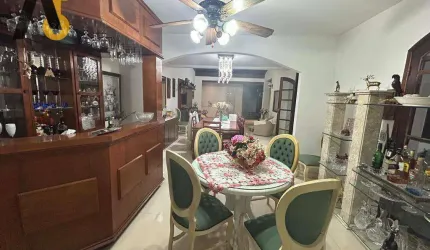 Casa de alto padrão em condomínio nobre no Anil