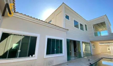 Magnífica Casa em condomínio na Uruçanga !!