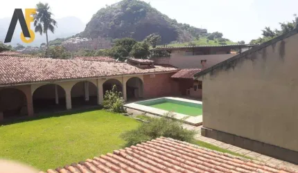 Casa com piscina, churrasqueira, jardim. Medindo 816m²