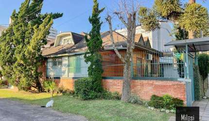 Casa semimobiliada com 4 quartos e 2 vagas de garagem no Pio X
