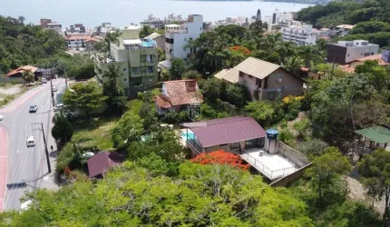 CASA EM TERRENO DE 980M² NO CENTRO DE BOMBINHAS