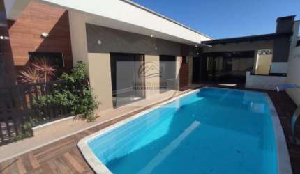 LINDA CASA ISOLADA SEMI NOVA COM PISCINA GRANDE PRÓXIMO AO MAR PARA VENDA EM ITANHAÉM!