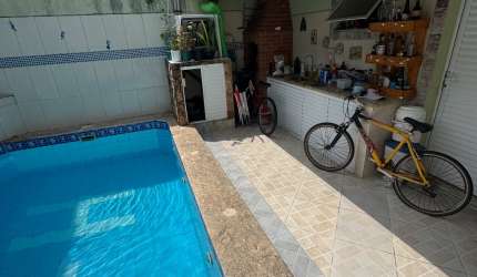 Linda casa localizada na Vila Caiçara 90 metros do mar em Praia Grande -SP