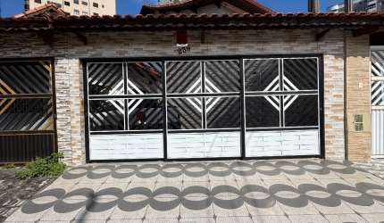 Linda casa com 2 dormitórios a 100 metros do mar na Vila Caiçara.