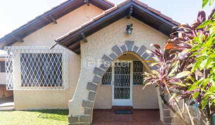 Casa com 5 quartos à venda na Rua General Gomes Carneiro, 1200, Medianeira, Porto Alegre, 420 m2 por R$ 840.000