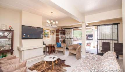 Casa com 5 quartos à venda na Rua Professor Cristiano Fischer, 1138, Jardim do Salso, Porto Alegre, 375 m2 por R$ 905.000