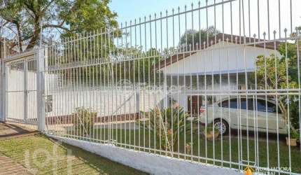 Casa com 2 quartos à venda na Avenida Teixeira Mendes, 328, Chácara das Pedras, Porto Alegre, 209 m2 por R$ 850.000