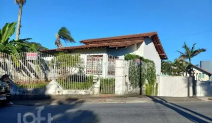 Casa com 4 quartos à venda na Rua Assis Brasil, 467, Ponta de Baixo, São José, 300 m2 por R$ 1.540.000
