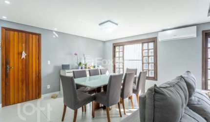 Casa com 3 quartos à venda na Rua Canavieiras, 98, Vila Ipiranga, Porto Alegre, 270 m2 por R$ 950.000