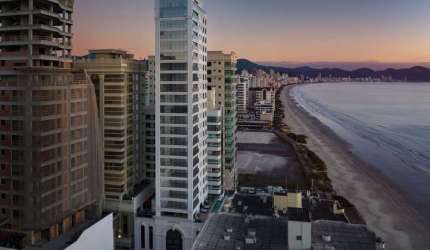 Apartamento de altíssimo padrão com 4 suítes sendo uma máster em Meia Praia - Itapema - SC