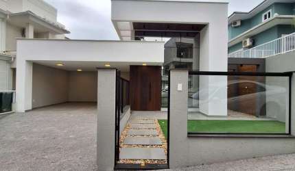 Casa de alto padrão de 3 quartos, praça de fogo, piscina e quiosque em Pedra Branca - Palhoça - SC