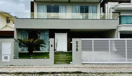 Casa com 02 pavimentos, 03 quartos mobiliada com espaço gourmet