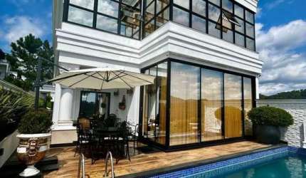 Casa de luxo com 4 suítes, elevador e espaço gourmet em condomínio fechado em Balneário Camboriú/SC