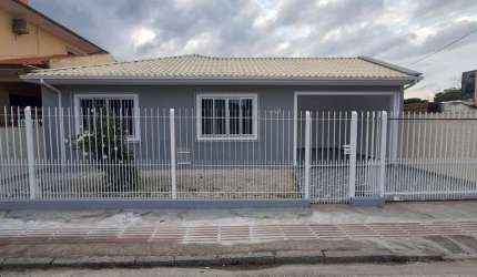 Casa térrea com 3 quartos, edícula, piscina e amplo pátio para locação - Ipiranga - São José/SC