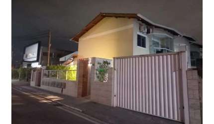 Sobrado de 3 dormitórios semi-mobiliado em Forquilhas, São José-SC.