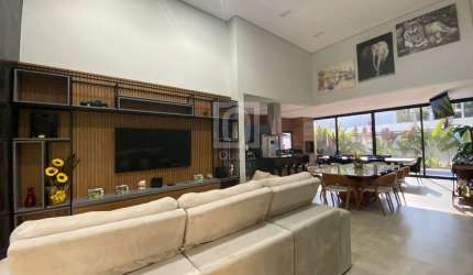 Casa térrea com pé direito alto à venda no condomínio SUNSET