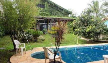 Belíssima casa com 04 dormitórios, alto padrão.