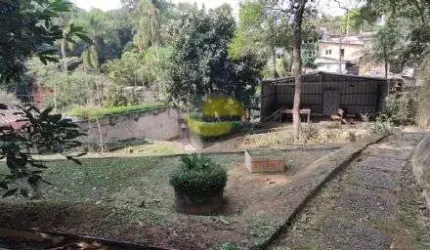 Lote murado, com galpão de 30m² banheiro, horta..