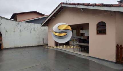 Casa isolada com quintal, grande potencial com espaços amplos