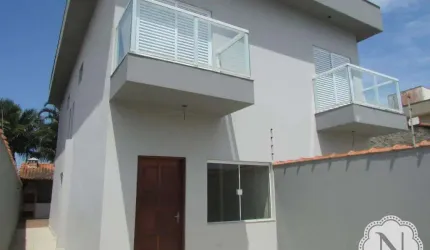 Sobrado alto padrão com piscina a 500 metros da Praia.