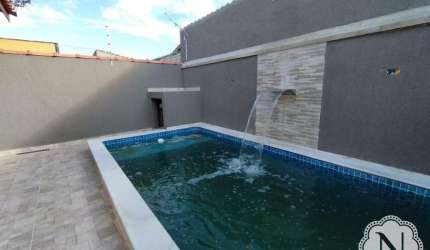 Casa com piscina e churrasqueira