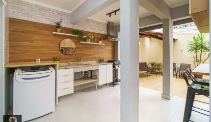 Sobrado recentemente reformado.e decorado com  3 suítes e sacada grande na Vila Mazei