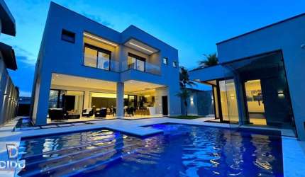 Vendo lindíssima casa nova, no Condomínio Jardim Acapulco 5 suítes porteira fechada.