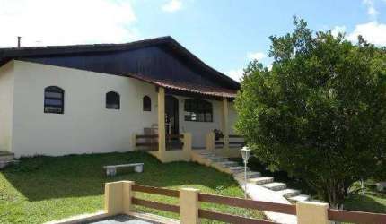 Oportunidade para você que busca uma casa espaçosa na Granja Viana dentro de um condomínio fechado, com segurança, lazer e ar puro da natureza!