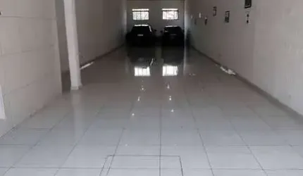 Sobrado para venda com 280 m² de construção no Jardim Utinga em Santo André, possui amplo salão e 10 vagas de garagem.