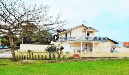 Sobrado de Esquina Com 4 Quartos na Faixa do Mar