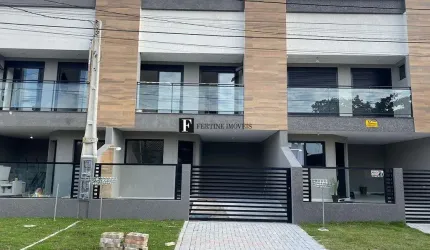 Sobrados novos perto do mar