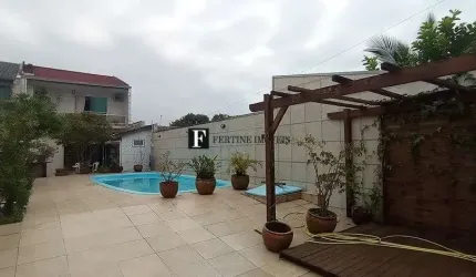 Sobrado com piscina perto do mar