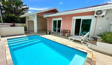 Casa alto padrão com 5 suítes e piscina no Atami