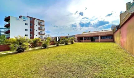 Casa fente mar com terraço e espaço de terreno