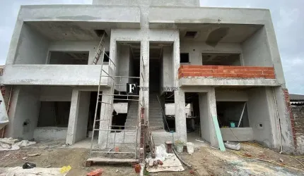 Sobrado com área de lazer nos fundos em Canoas