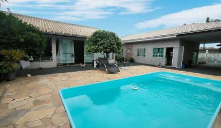 Casa com piscina próxima ao mar em Matinhos Pr