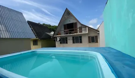 Chalé em condomínio com pisicna perto do mar