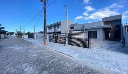 Casa com piscina e 03 quartos - Matinhos
