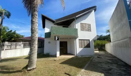 Sobrado com suíte próximo ao mar Monções