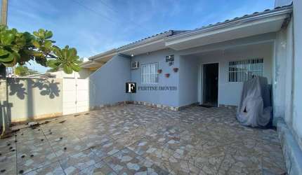 Casa com 02 suítes e piscina perto do mar.