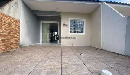 Casa com espaço de terreno em Praia de Leste