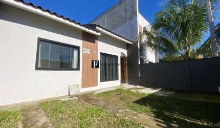 Casa com 02 quartos em monções