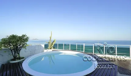 Cobertura à venda na praia da Barra. Frontal mar.