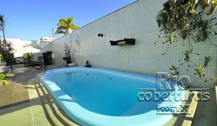 Cobertura à venda na primeira quadra da praia.