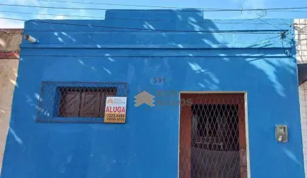 Casa Disponível Para Locação No Bairro do Alecrim, Possui 56,40m² Composta Por Área, Sala, 3 Quartos Sendo Um Menor, Banheiro Social, Cozinha e Área d